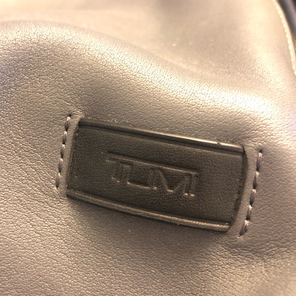 New TUMI Harrison Emerson genuine grey leather sling crossbody shoulder bag - Picture 8 of 8